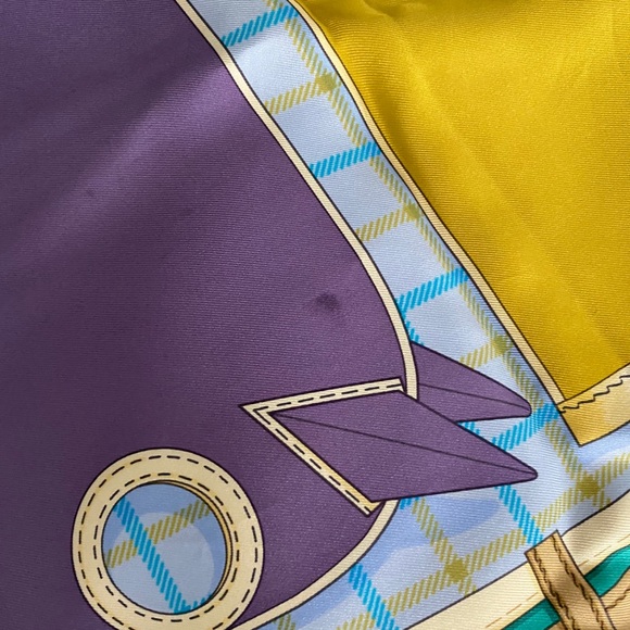 Hermès Scarf 💘 - Picture 3 of 3